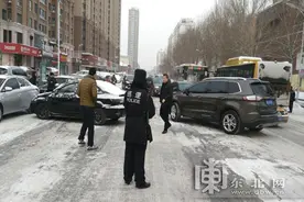 男司机开车时和女友聊微信 低头瞬间撞上前车图片