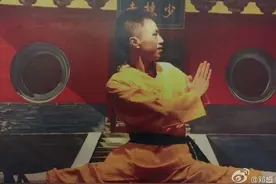 邓超晒「一字马」称平时太低调 网友：你只是丧心病狂而已图片