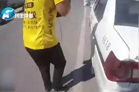 外卖小哥无证驾驶被查 民警开警车带他送餐