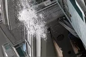 武川小区一住户整日在房内泼水 原来是竟然是图片