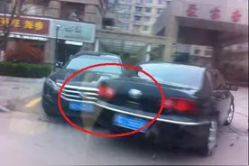 女司机歌诗图撞上帕萨特，本以为小事，知道撞的是辉腾，尴尬了！图片