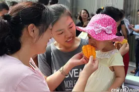 “热带果王”芒果推介会西安举行 市民争相品尝图片