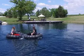 5分钟组装，30磅推力，这船能让你在水上嗨一夏天图片