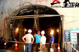 乌鲁木齐地铁1号线三工站 为地下两层换乘站 设3个出入口图片