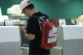杜海涛机场近照曝光又胖了！粉红帽子洗澡拖鞋混搭私服很糟糕图片