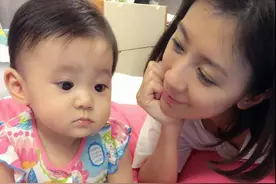 贾静雯与范伟同框美丽依旧 小咘咘脸上都是不满意图片