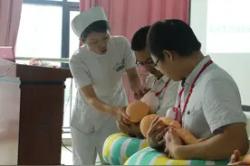 体会妻子的不易，准爸爸也来体验一把母乳喂养！图片
