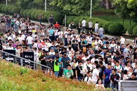 穿越火线8周年盛大开幕 玩家挤爆现场了图片