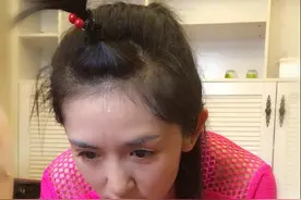 谢娜扎冲天辫满脸大汗做瑜伽，网友戳破：腿明明在地上演得好真实图片