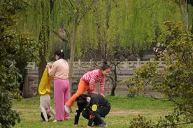 扬州三位孩子习武  母亲甘当木马图片