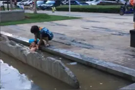 无语！老太把1岁孙子泡进脏水池 称抵抗力会更好图片