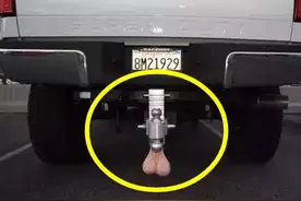 很多SUV喜欢在车尾挂上这个，据说挂上它，不会被追尾！图片