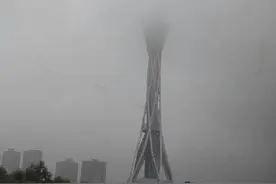 郑州：中原福塔不见塔顶图片