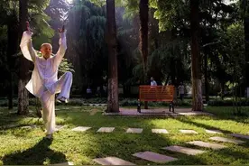 大爷的早锻炼 VS 大妈的晚间广场舞  支持谁？图片