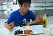 搞笑趣图：兄弟就是在你危难的时候帮你一把~图片