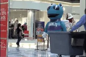 搞笑动态图|超市的恶作剧，这玩笑开大了图片