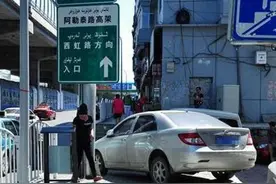 乌鲁木齐：轿车堵在天桥口，市民过桥全凭身材...图片