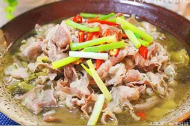 《酸汤肥牛》酸辣爽口简单易做，重要的是汤酸开胃，做给家人吃吧图片