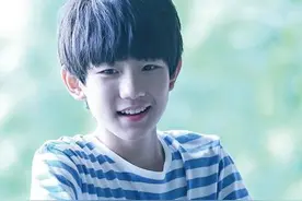 Tfboys王源工作学习两不误 拍戏都带着作业图片