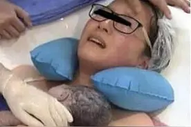 妈妈上环之后居然意外怀孕了，宝宝出生时手上拿着避孕环，神奇！图片