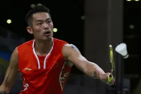 里约奥运林丹开挂！对打中途跑去换球拍 网友称这很“超级丹”！图片