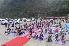 贵州格凸河上演千人瑜伽峰会，印度舞者太牛了图片