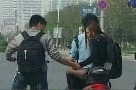 前面的小哥，你怎么只顾着开车呀，看看后面的女朋友图片