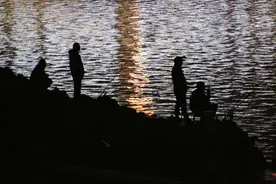 夜钓遇上白衣鬼，好恐怖，你信吗？图片