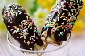 美食大作战：香蕉冰棒VS奶香冰淇淋图片