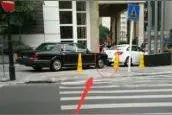 远看像台桑塔纳，走近一看，根本买不起，车牌就更牛了图片