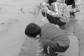孩子去河边玩水屡教不改，爸爸狠心的教训让孩子再也不敢到河边！图片