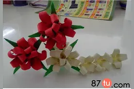 简单的彩色卡纸花制作图解教程图片