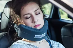 能拖住下巴的“U型枕”见过吗？车上再颠也能睡好觉图片