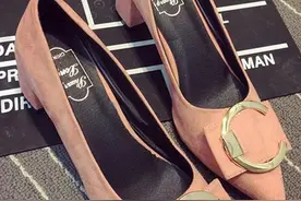 经典的坡跟环扣蝴蝶结，鞋楦二次刷胶更牢固图片