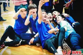 鹿晗大张伟《我去上学啦》重返校园 星素互动讲述同桌的你图片