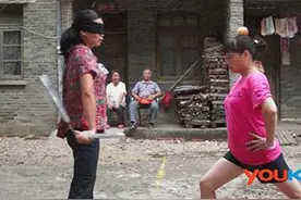 牛过周杰伦李小龙的双截棍大妈，网友：她家是没人敢拆迁了图片