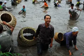 宝宝忘记难过的事 我们一起去苗家捉鱼 吃长桌宴可好？图片