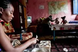 她设计了一款内裤，帮助了上万的非洲女孩图片