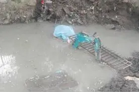 绿化管漏水 乌鲁木齐1.6米高小型挖掘机泡“凉水澡”图片