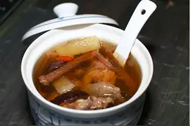 天麻炖乳鸽：一鸽胜九鸡，孕妇养胎之选！图片