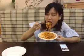 可爱妹子挑战一次吃17盘意大利面，老板当场哭倒了！图片