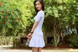 这才是真正的校花级别的妹子，颜值和身材不比一些明星差图片