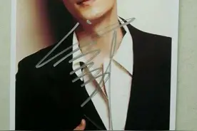 看看明星们的签名，确定不是在乱画？反正我是认不出来。图片