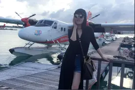 杨钰莹晒旅游照 化身海的女儿  网友:大腿暴露了你的年龄！图片