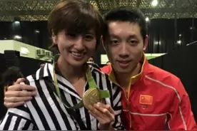 赛后,中国团体夺冠,许昕亲吻女友姚彦!胸咚张继科,女友吃醋?图片