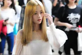 4000年美女鞠婧祎染黄发似发廊小妹，脸型诡异疑整容图片