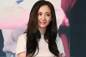 1米68杨幂，地摊即视感百元大白T，却能穿出百变风格！图片