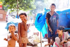 你从未见过的印度街头，原来他们是这样洗澡的。图片