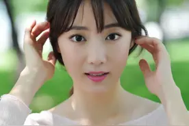 清纯美女校花操场小清新甜美写真图片