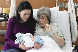 高龄妈妈不仅生了自己的女儿，还生了自己的孙女！信息量很大啊图片